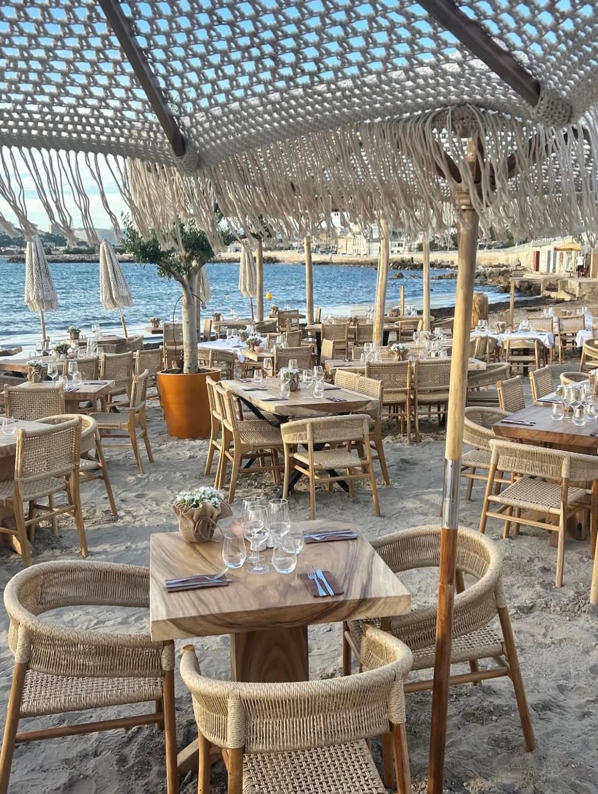 Terrasse du restaurant Luma aménagée face à la mer