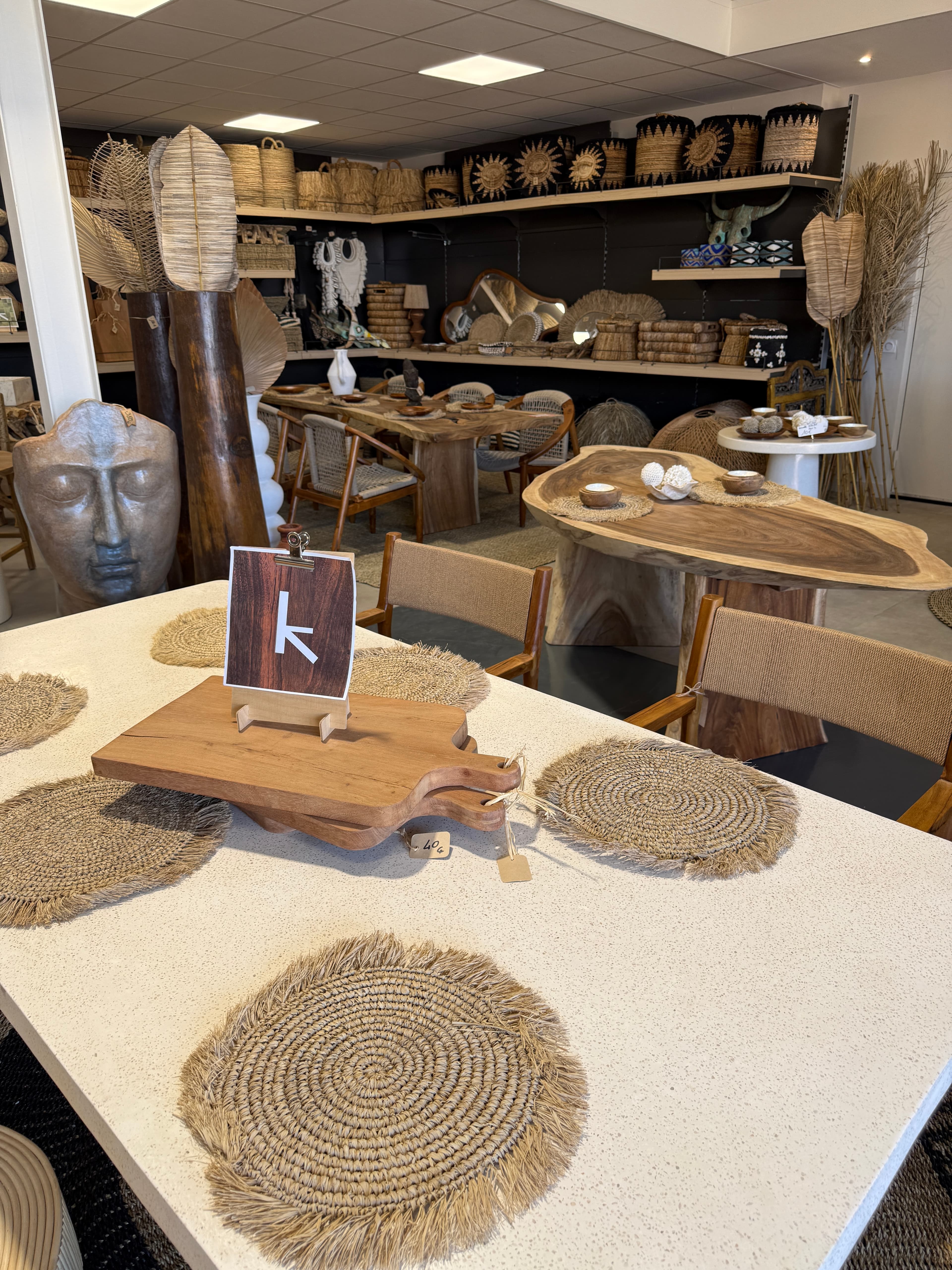 Showroom Atelier KAYU à Gignac-la-Nerthe avec mobilier, décoration et matières naturelles