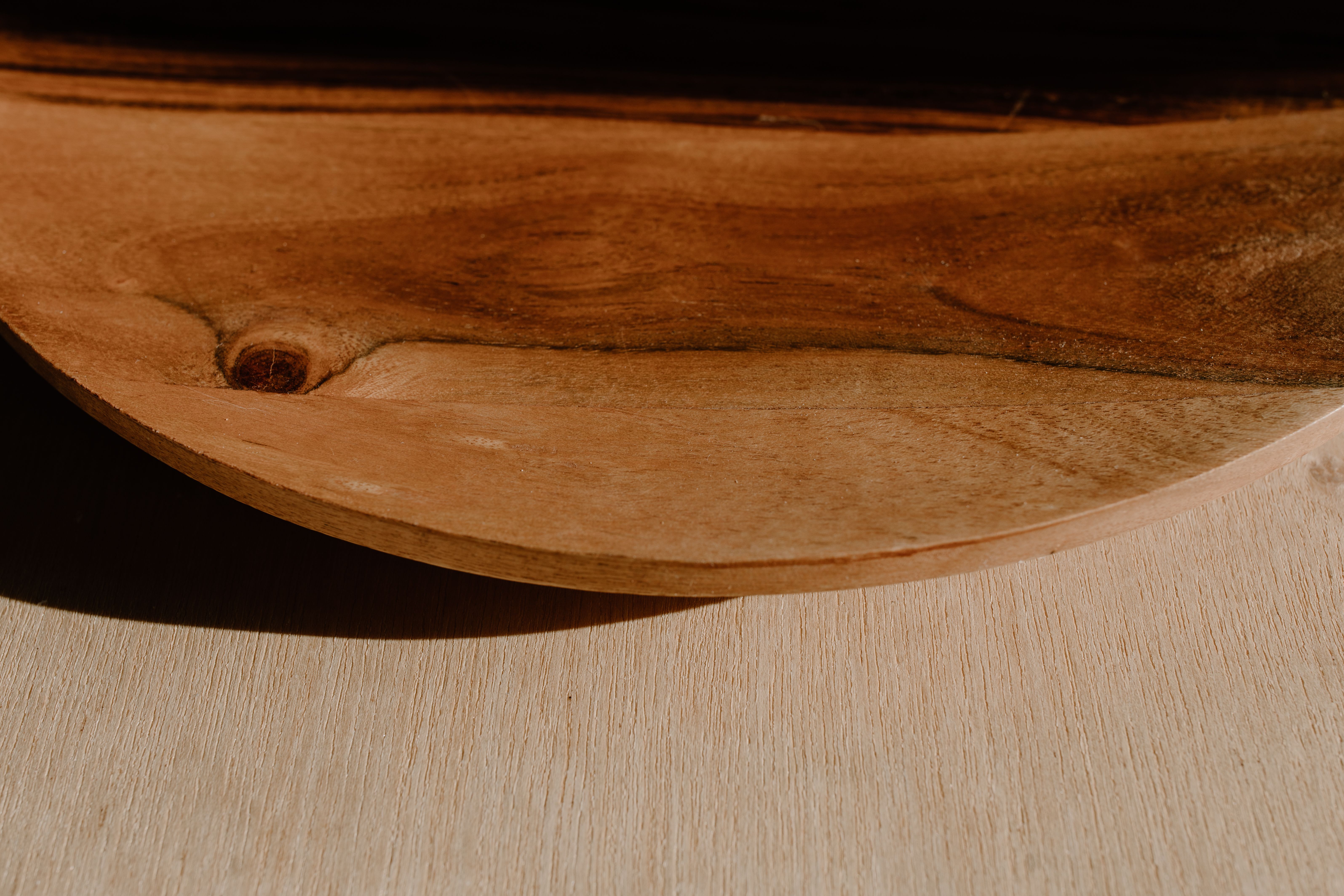 Détail d'une pièce en bois massif sculptée à la main, lumière naturelle